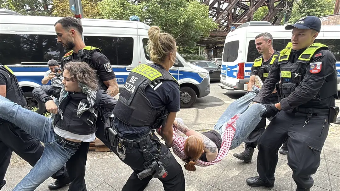 Polizeieinsatz bei Rheinmetall-Protest in Berlin