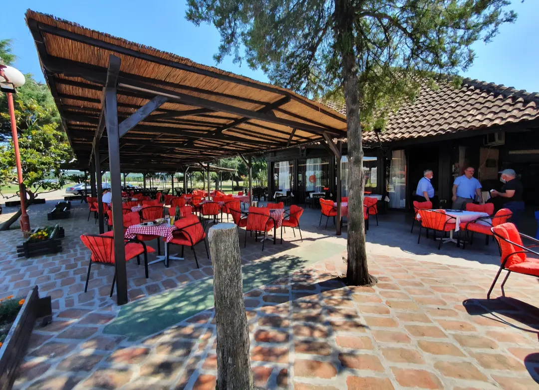 Sicherer Heimweg: Motel Stari Hrast – Die sichere Raststätte für Gastarbeiter