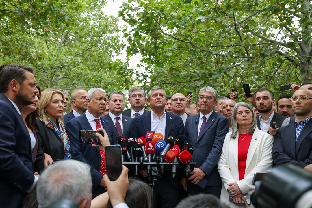 Özgür Özel verkündet Gründung der YENİ Partei in Ankara