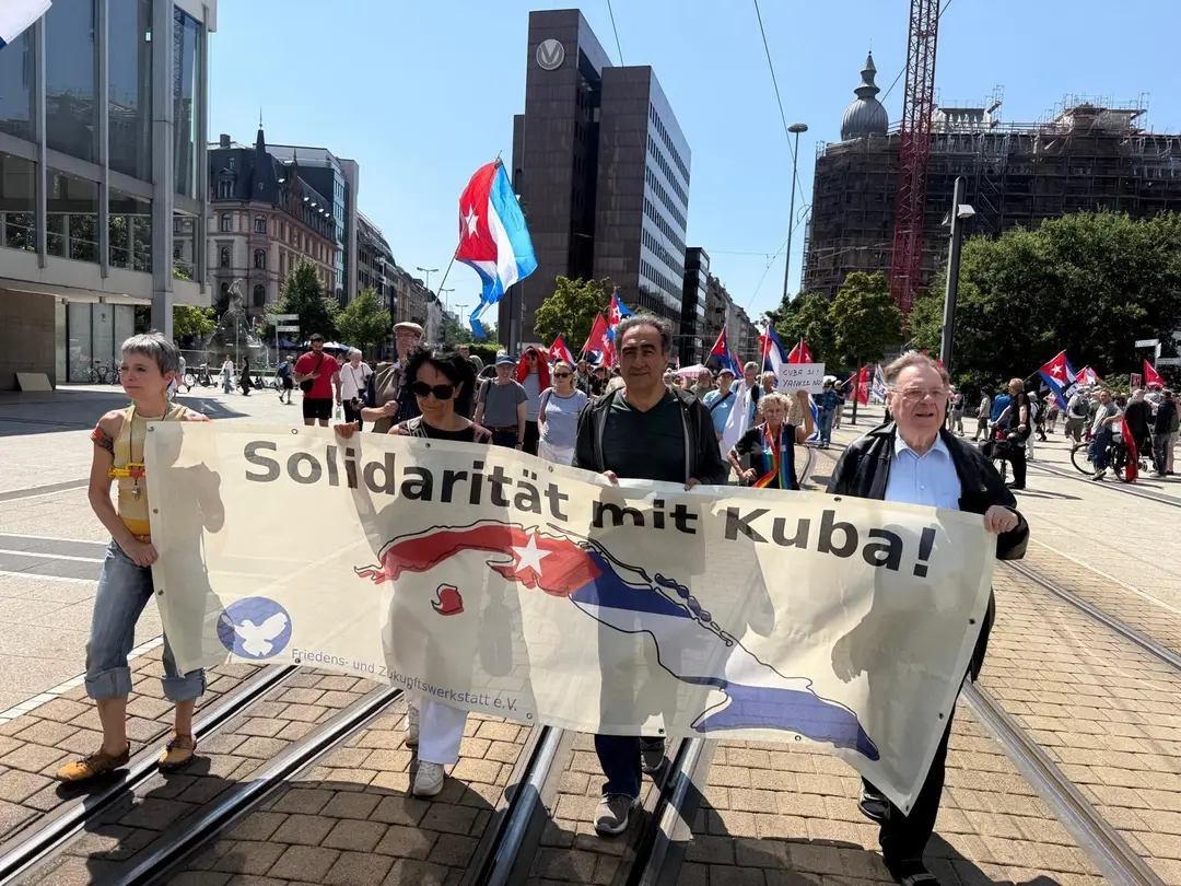 Frankfurt’ta Küba’ya Dayanışma Yürüyüşü: ABD Ambargosu Protesto Edildi