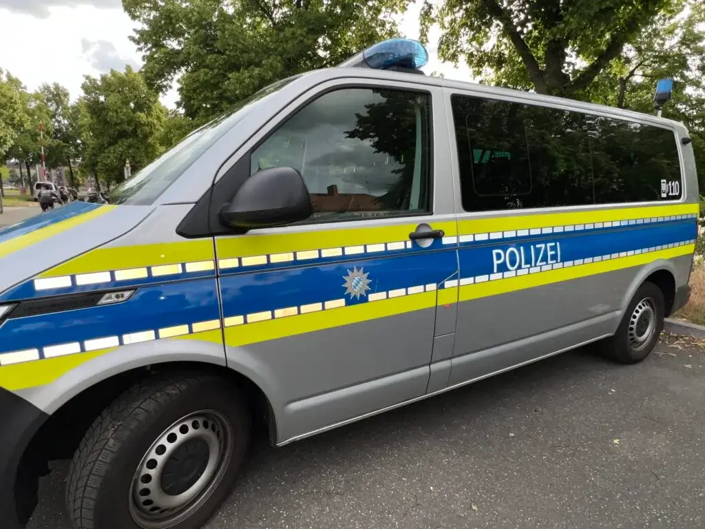 Rassistischer Angriff in Berlin: Eine Person geschlagen und rassistisch beleidigt