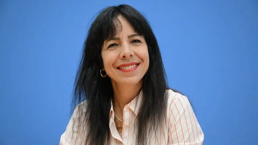 Elif Eralp weist Antisemitismus-Vorwürfe zurück, kritisiert Israel