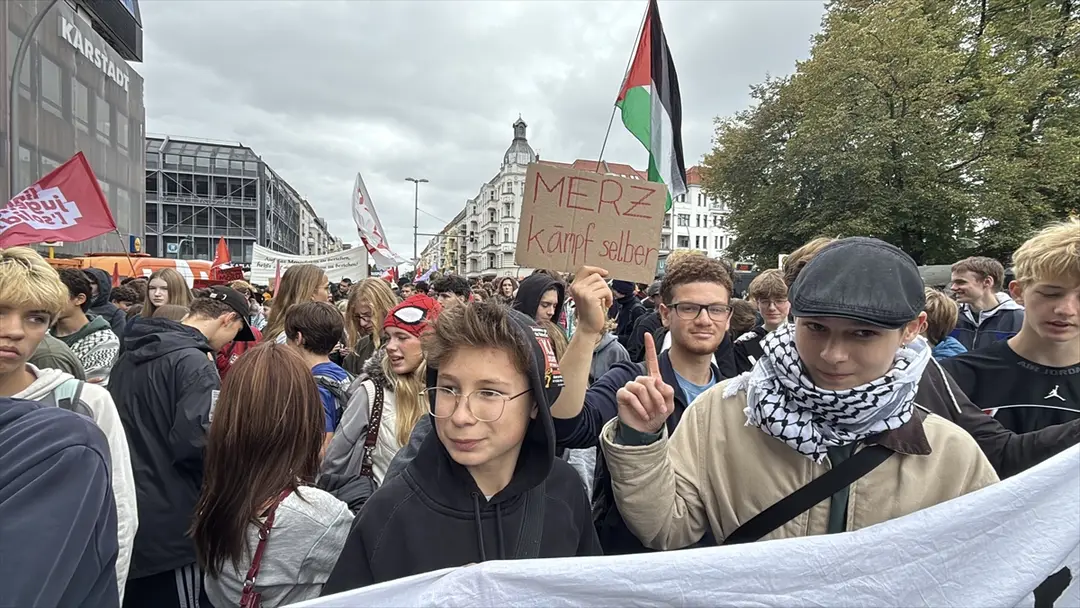 Schüler protestieren in Deutschland gegen Wehrpflichtgesetz