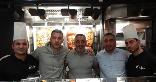 Podolski Köln'de dönerci açtı