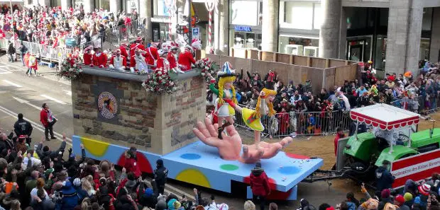 '5. Mevsim' karnavalında yüzlerce ton şekerleme ve çikolata dağıtıldı