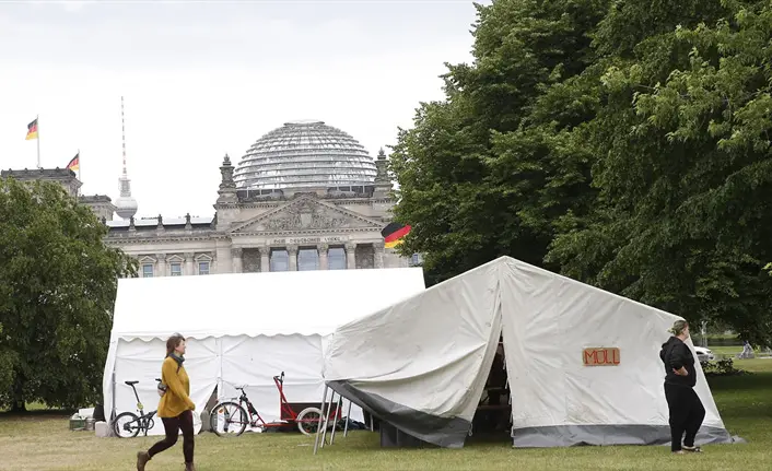 Berlin`de çevreciler Başbakanlık yakınlarında kamp kurdu