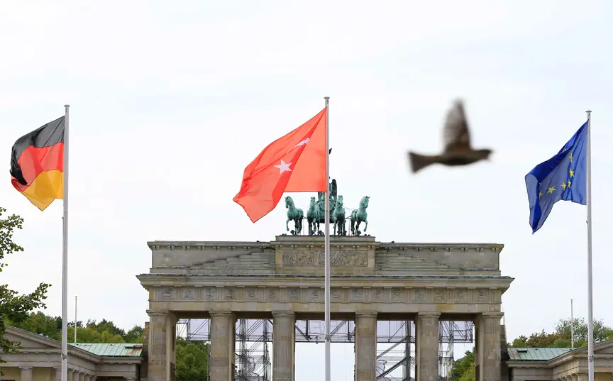 Erdoğan'ın ziyareti öncesi Berlin caddeleri bayraklarla süslendi