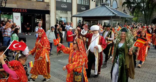 Nürnberg Sokakları Türk Folkloru ile şenlendi