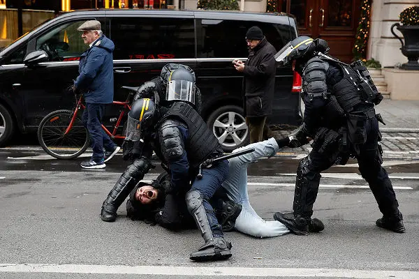 Fransa'daki gösterilerde 17'si polis 118 kişi yaralandı