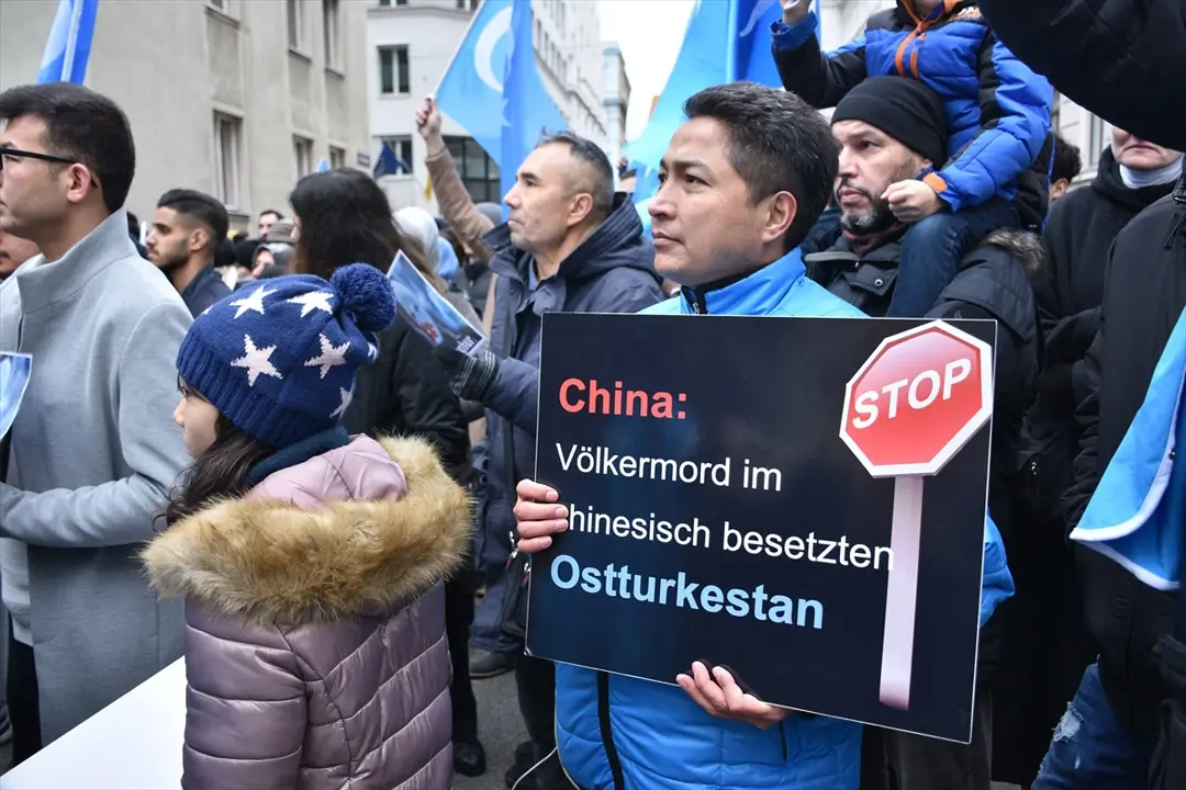 Avusturya’da Çin’in Uygur Türklerine yönelik hak ihlalleri protesto edildi