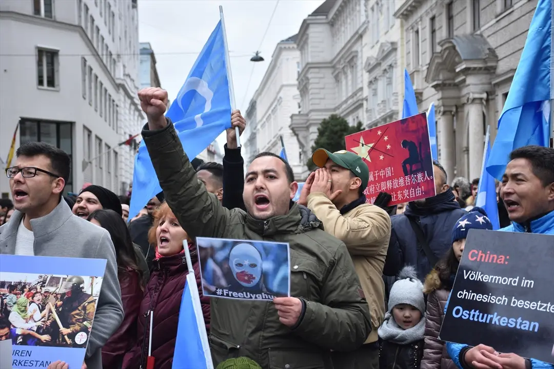 Avusturya’da Çin’in Uygur Türklerine yönelik hak ihlalleri protesto edildi