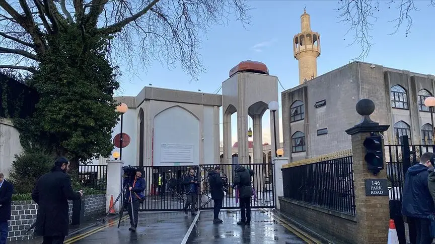 Londra’da camide bıçaklı saldırı