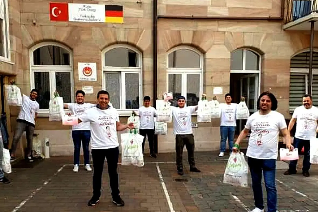 Fürth’lü İşadamından Tişörtlü Koronavirüs Uyarısı