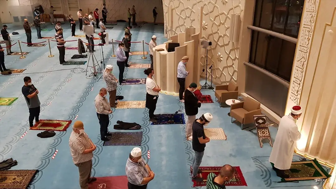 Almanya'da bu yılki ramazanın ilk teravih namazı kılındı