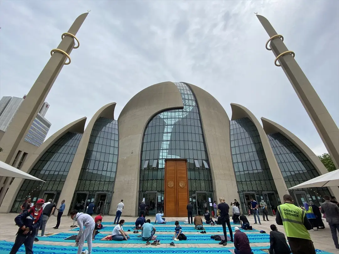 Almanya'da Kovid-19 salgını sonrası ilk cuma namazı kılındı