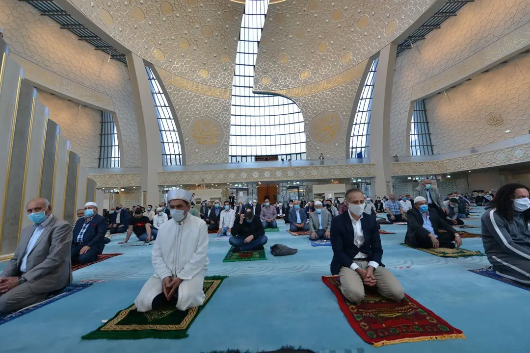 Almanya`da koronavirüs sonrası ilk bayram namazı kılındı