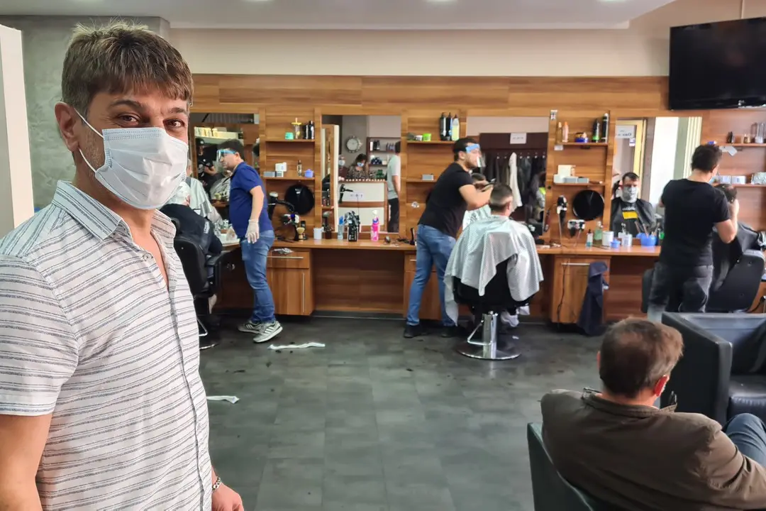Berberler iş başı yaptı, salonlar doldu, kuyruklar uzadı