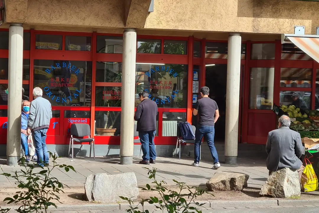 Berberler iş başı yaptı, salonlar doldu, kuyruklar uzadı