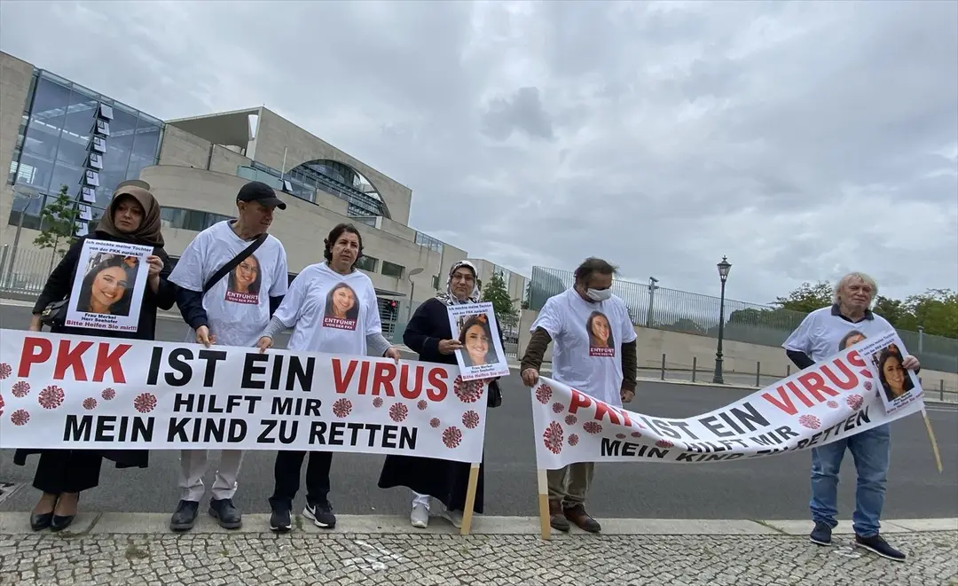 Kızı PKK tarafından kaçırılan anne Almanya`da eylemini sürdürdü