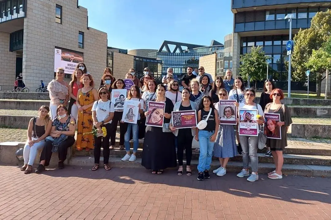 Türkiye`de kadına şiddet Düsseldorf`ta protesto edildi