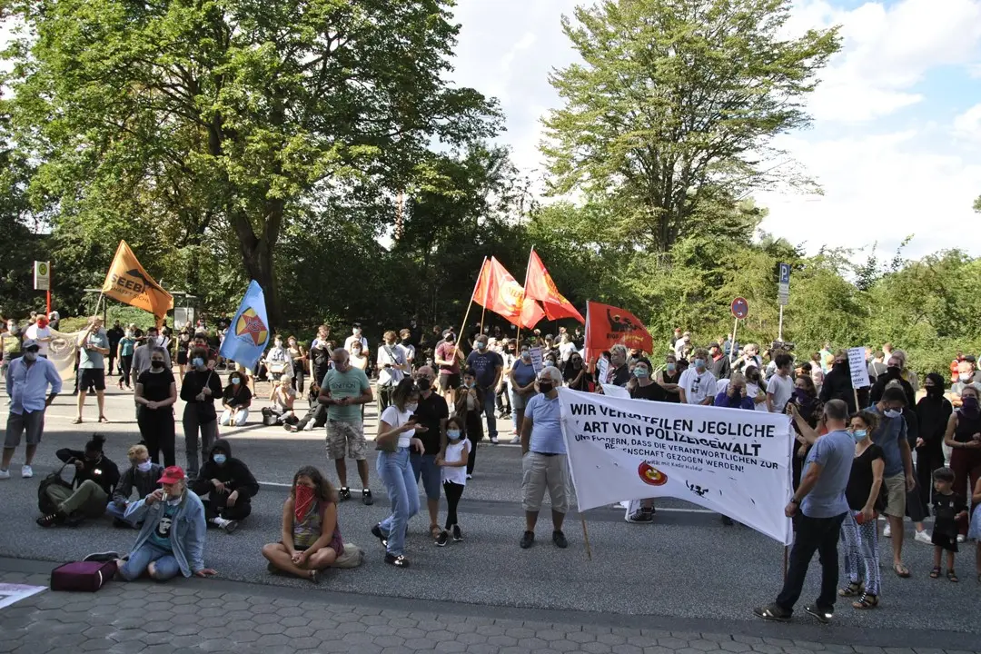 Almanya polis şiddetine karşı ayağa kalktı