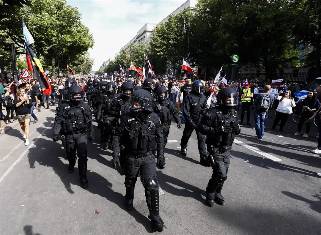 Berlin'de koronavirüs önlemlerine karşı protesto