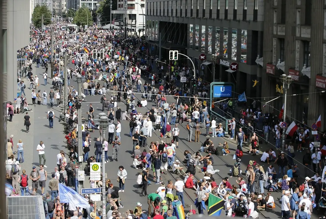 Berlin'de koronavirüs önlemlerine karşı protesto