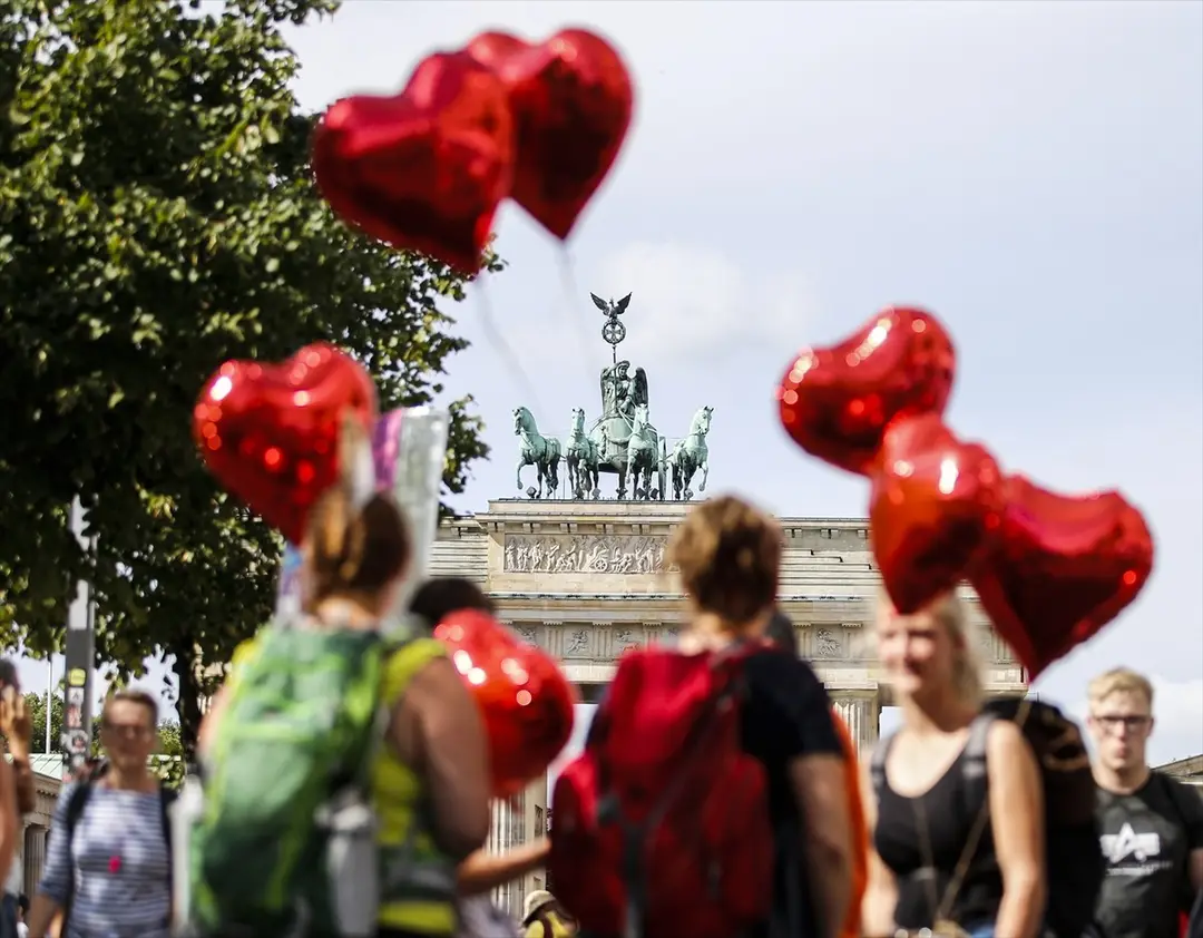 Berlin'de koronavirüs önlemlerine karşı protesto