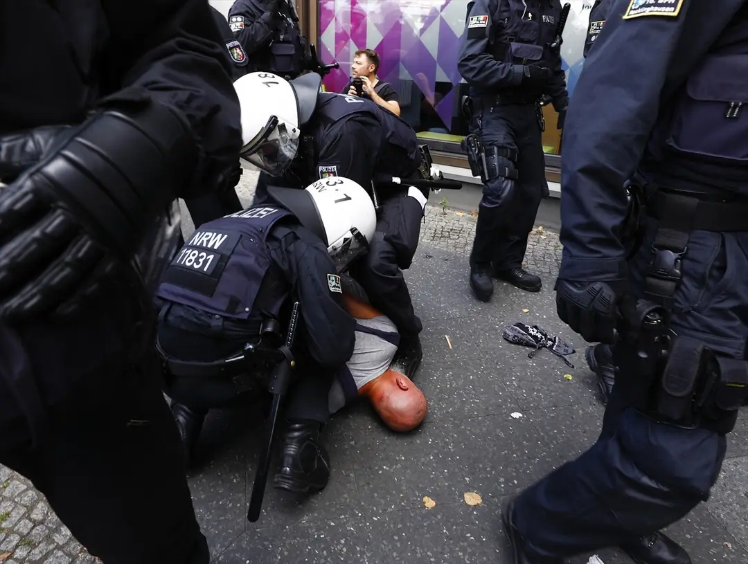 Berlin'de koronavirüs önlemlerine karşı protesto