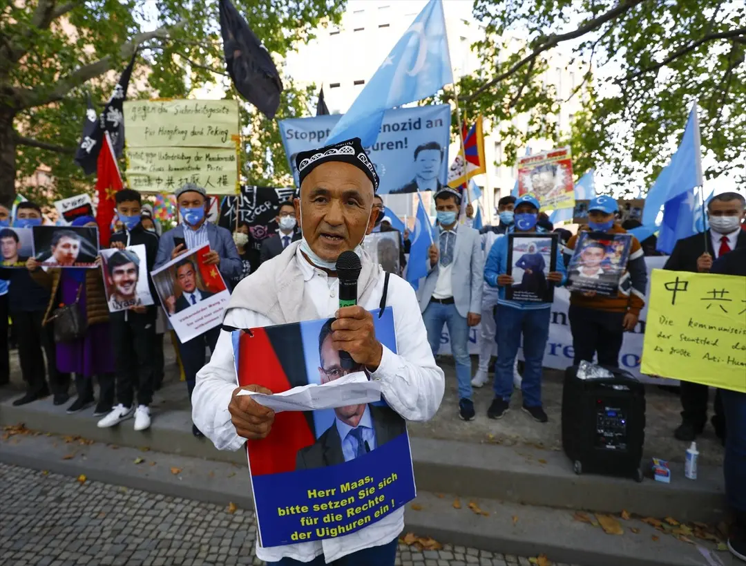 Çinli bakan Berlin'de protesto edildi