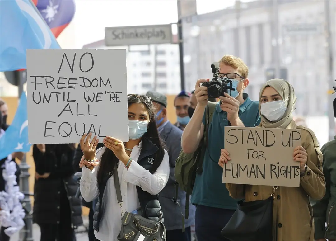 Çinli bakan Berlin'de protesto edildi