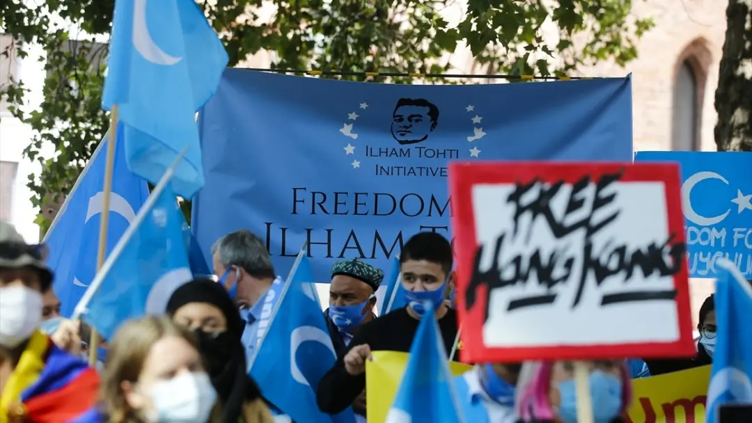 Çinli bakan Berlin'de protesto edildi