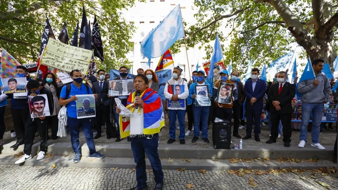 Çinli bakan Berlin'de protesto edildi