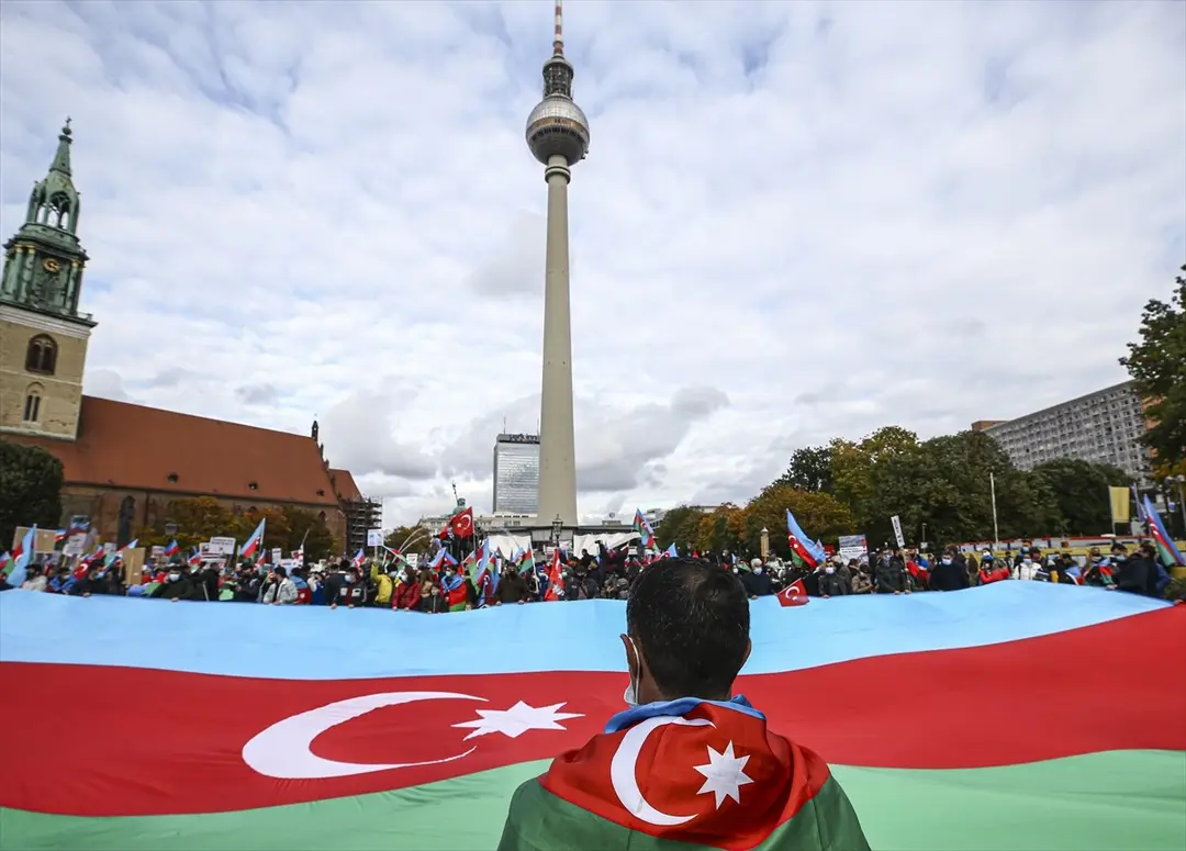 Berlin’de Azerbaycan’a destek gösterisi düzenlendi