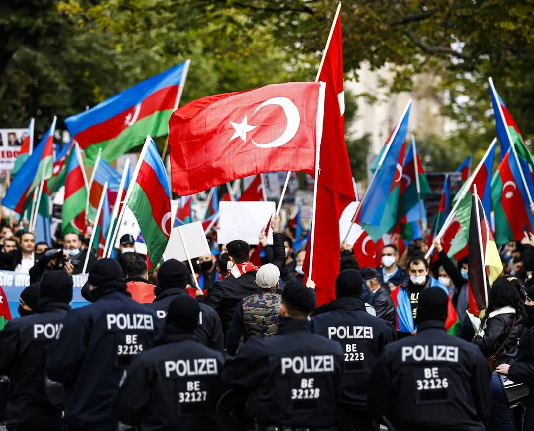 Berlin’de Azerbaycan’a destek gösterisi düzenlendi