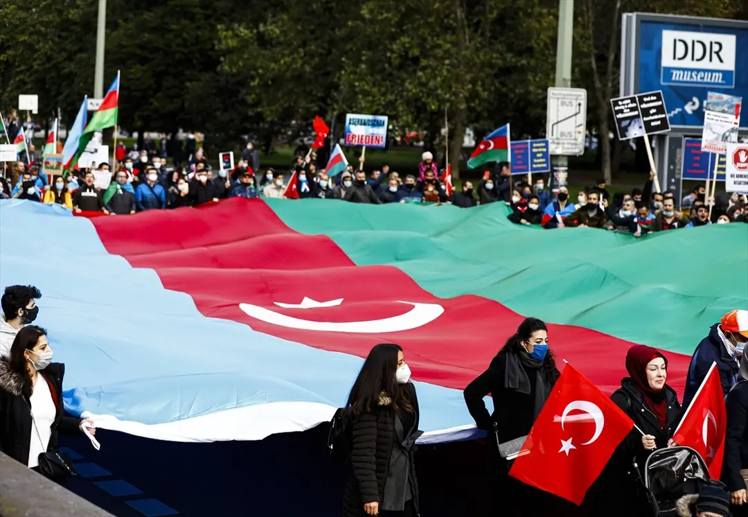 Berlin’de Azerbaycan’a destek gösterisi düzenlendi