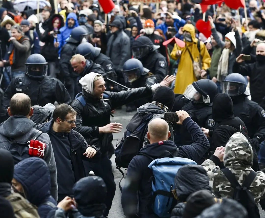 Almanya’nın başkenti Berlin’de, federal hükümetin yeni tip koronavirüs (Kovid-19) salgınının yayılmasını önlemek için izlediği politikaya karşı yapılan protestoya polis müdahale etti.
