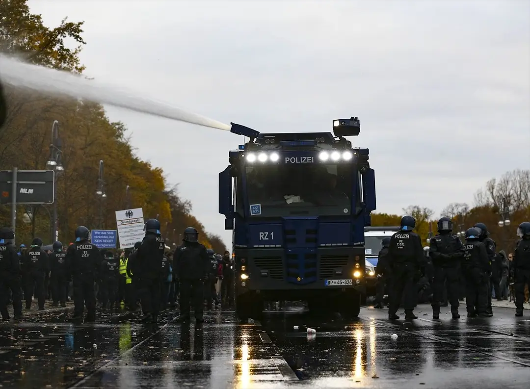 Almanya’nın başkenti Berlin’de, federal hükümetin yeni tip koronavirüs (Kovid-19) salgınının yayılmasını önlemek için izlediği politikaya karşı yapılan protestoya polis müdahale etti.