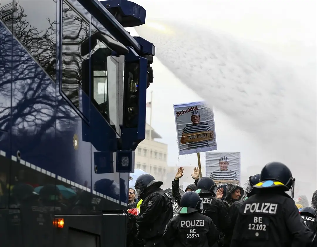 Almanya’nın başkenti Berlin’de, federal hükümetin yeni tip koronavirüs (Kovid-19) salgınının yayılmasını önlemek için izlediği politikaya karşı yapılan protestoya polis müdahale etti.
