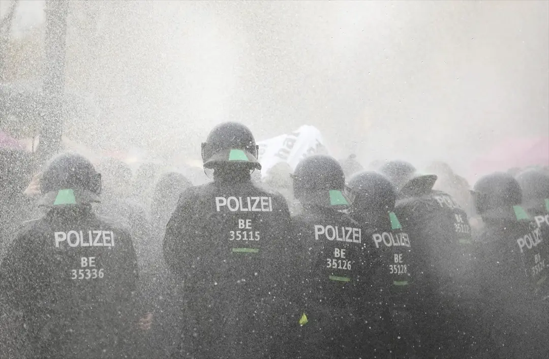Almanya’nın başkenti Berlin’de, federal hükümetin yeni tip koronavirüs (Kovid-19) salgınının yayılmasını önlemek için izlediği politikaya karşı yapılan protestoya polis müdahale etti.