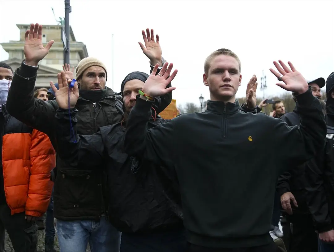 Berlin’de, federal hükümetin yeni tip koronavirüs (Kovid-19) salgınının yayılmasını önlemek için izlediği politikaya karşı yapılan protestoya polis müdahale etti.
