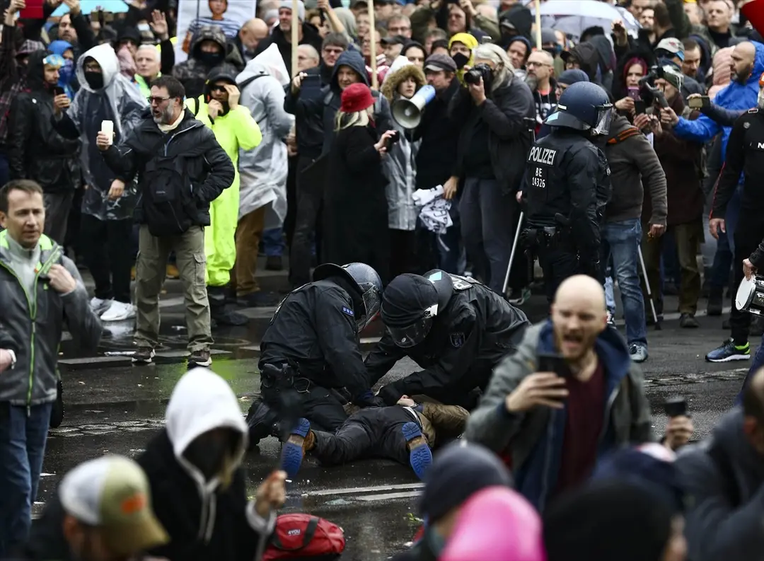 Berlin’de, federal hükümetin yeni tip koronavirüs (Kovid-19) salgınının yayılmasını önlemek için izlediği politikaya karşı yapılan protestoya polis müdahale etti.