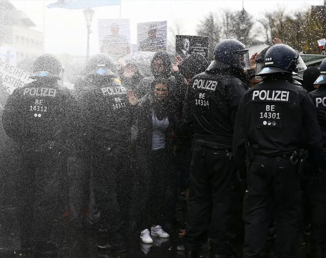 Berlin’de, federal hükümetin yeni tip koronavirüs (Kovid-19) salgınının yayılmasını önlemek için izlediği politikaya karşı yapılan protestoya polis müdahale etti.