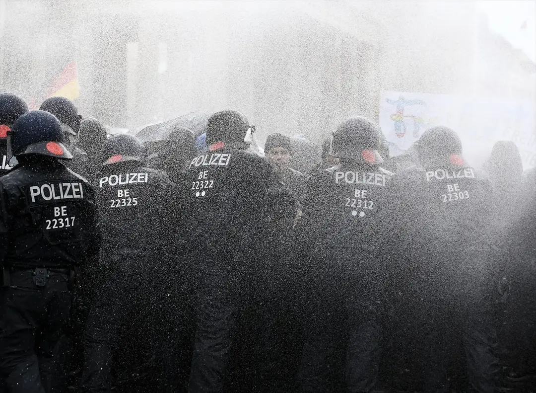 Berlin’de, federal hükümetin yeni tip koronavirüs (Kovid-19) salgınının yayılmasını önlemek için izlediği politikaya karşı yapılan protestoya polis müdahale etti.