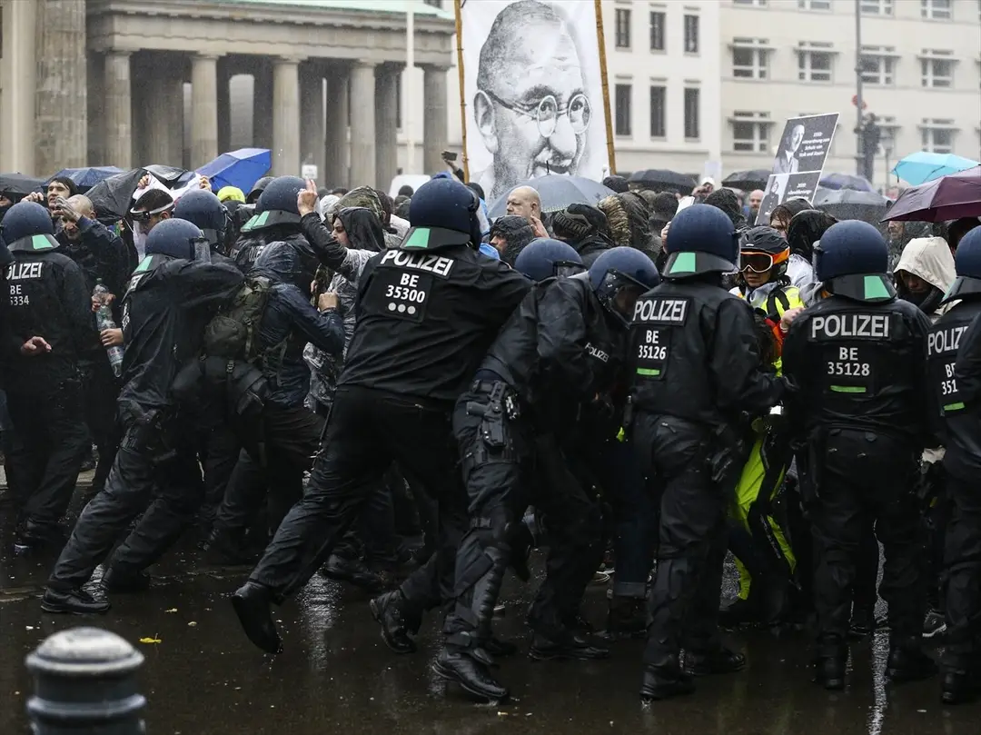 Berlin’de, federal hükümetin yeni tip koronavirüs (Kovid-19) salgınının yayılmasını önlemek için izlediği politikaya karşı yapılan protestoya polis müdahale etti.