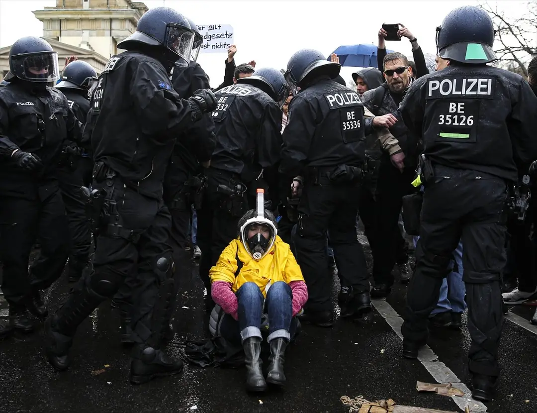 Berlin’de, federal hükümetin yeni tip koronavirüs (Kovid-19) salgınının yayılmasını önlemek için izlediği politikaya karşı yapılan protestoya polis müdahale etti.