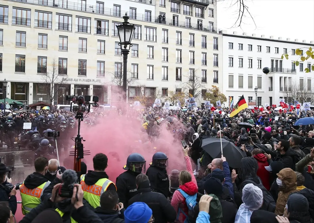 Berlin’de, federal hükümetin yeni tip koronavirüs (Kovid-19) salgınının yayılmasını önlemek için izlediği politikaya karşı yapılan protestoya polis müdahale etti.