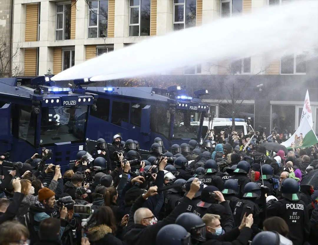 Berlin’de, federal hükümetin yeni tip koronavirüs (Kovid-19) salgınının yayılmasını önlemek için izlediği politikaya karşı yapılan protestoya polis müdahale etti.