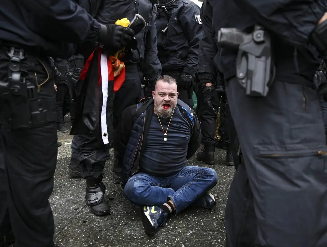 Berlin’de, federal hükümetin yeni tip koronavirüs (Kovid-19) salgınının yayılmasını önlemek için izlediği politikaya karşı yapılan protestoya polis müdahale etti.