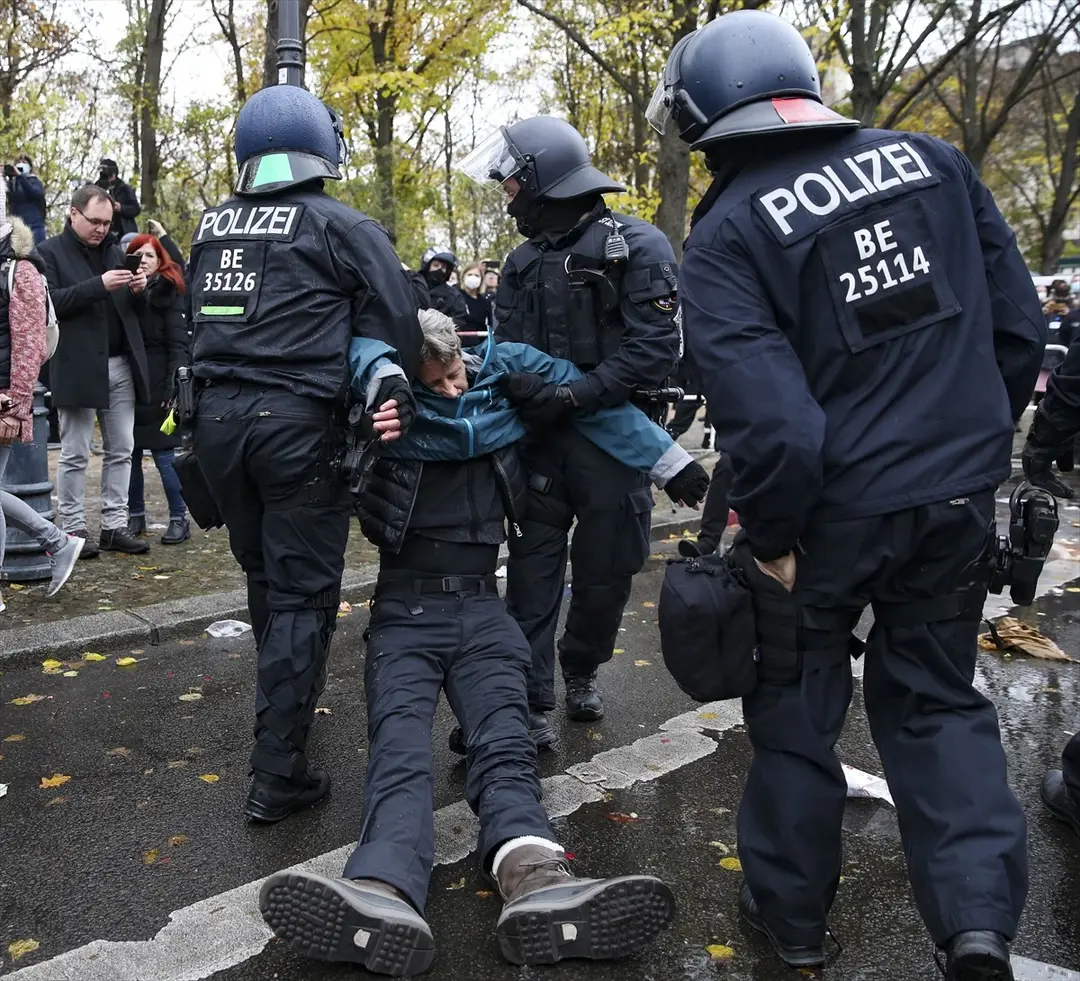Berlin’de, federal hükümetin yeni tip koronavirüs (Kovid-19) salgınının yayılmasını önlemek için izlediği politikaya karşı yapılan protestoya polis müdahale etti.